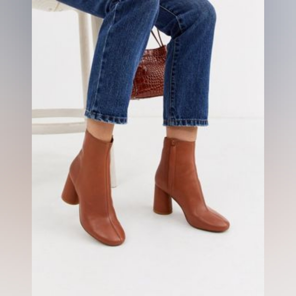 SHIPS FREE!! & Other Stories Leather Round Toe Ankle Boots Booties in Tan/Cognac